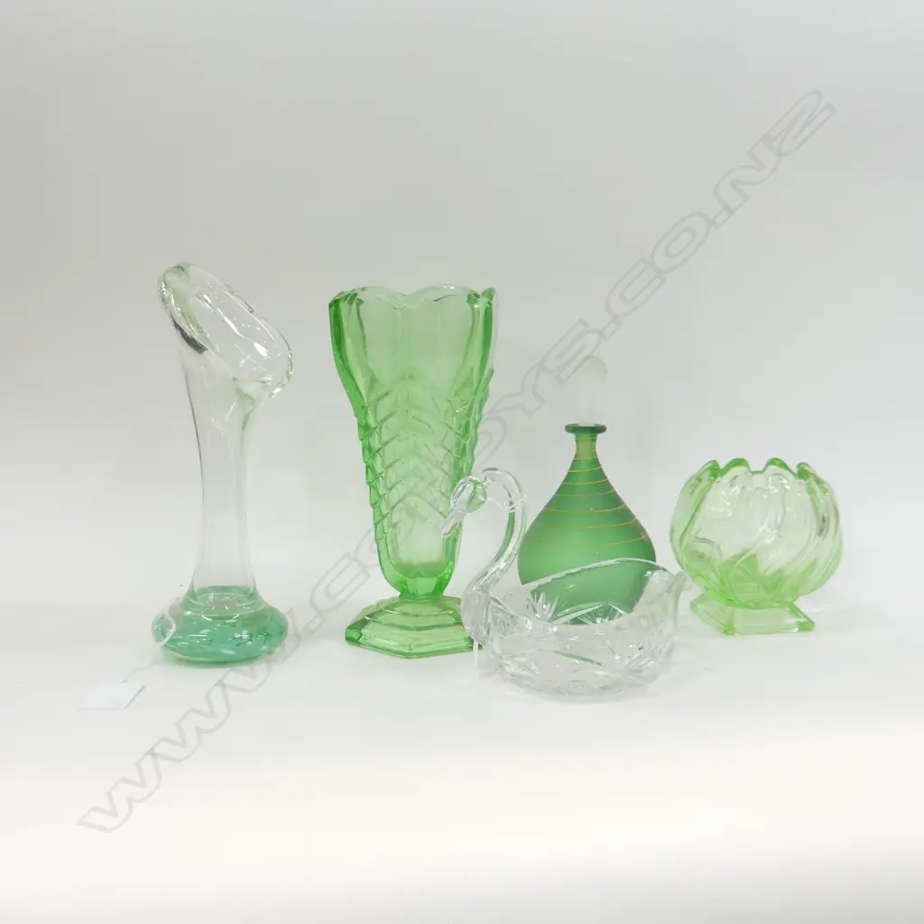 4 PCS GREEN GLASS;; 2ART DECO VASES,  SCENT BOTTLE & HOKITIKA GLASS VASE + ETCHED GLASS SWAN CANDY DISH (L 150MM) Image 1++