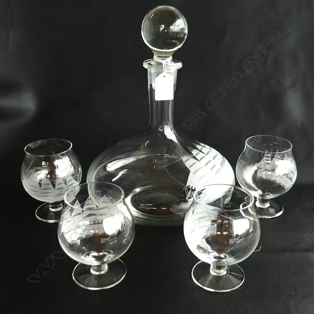 LGE SHIPS DECANTER 220mm dia + 4 GLASSES Image 1++