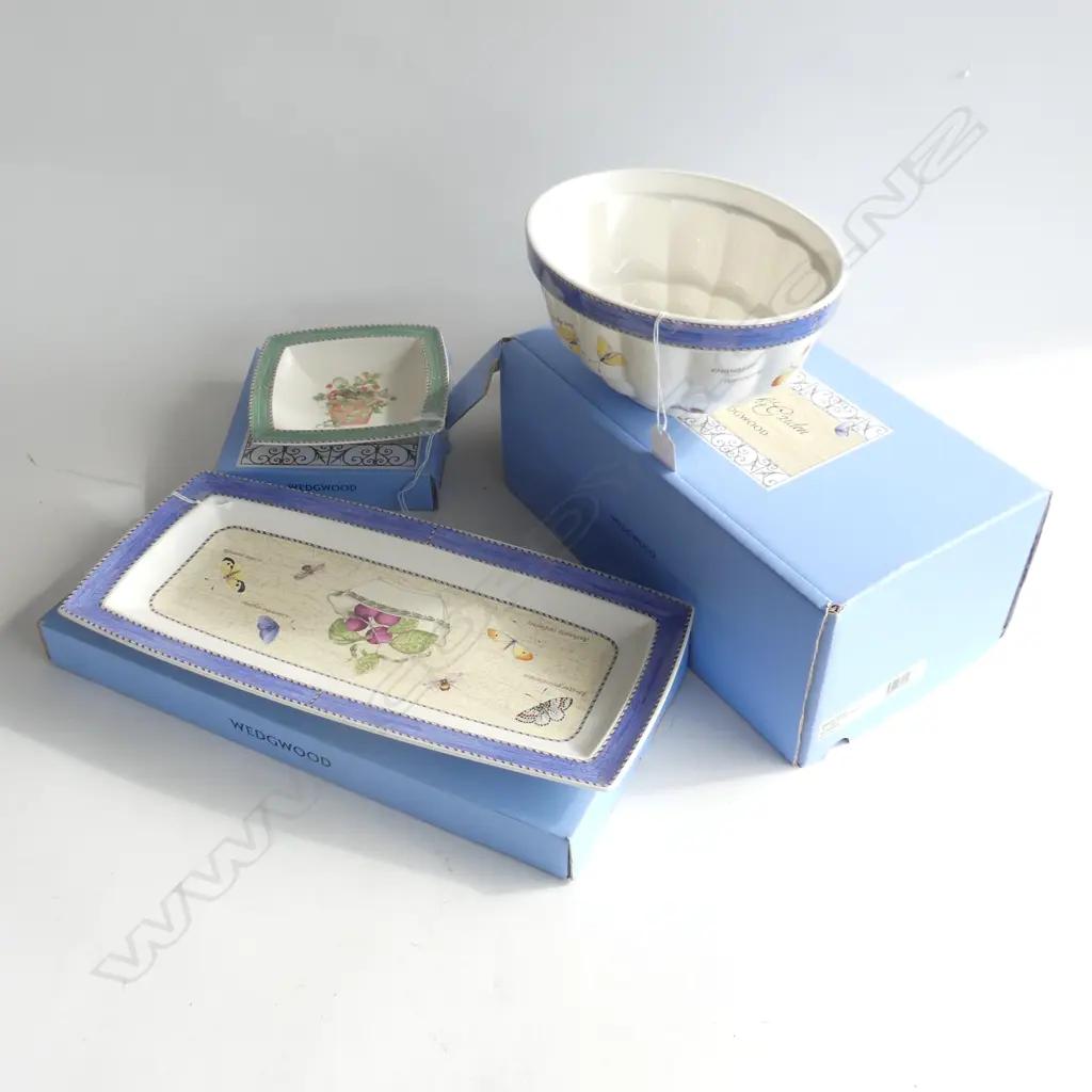 WEDGWOOD 'SARAH'S GARDEN' SM DISH, JELLY MOULD (L 210MM) & SANDWICH TRAY - ALL AS NEW IN BOXES Image 1++