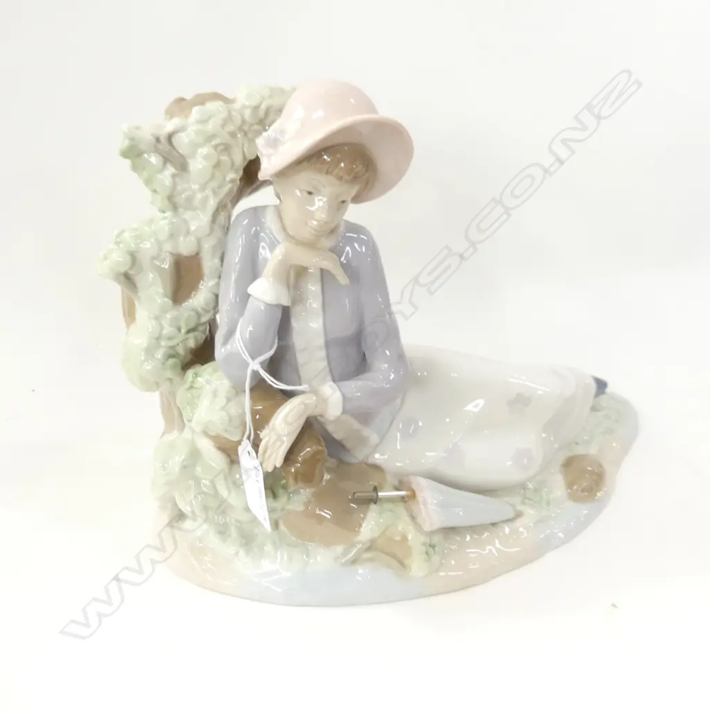 LLADRO STYLE FIGURINE; WOMAN RECLINING w. UMBRELLA W.295mm Image 1++