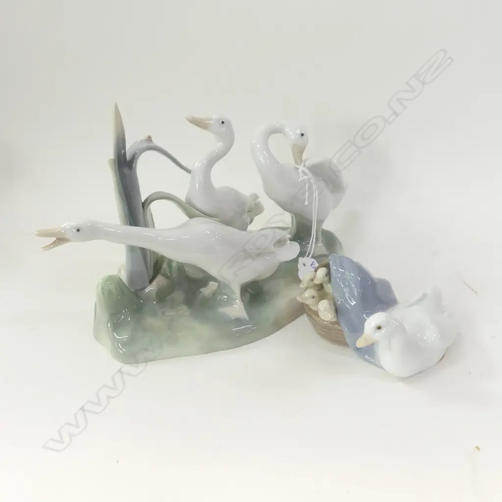 2 LLADRO FIGURINES; 3 GEESE W.235mm + DUCK w. 4 DUCKLINGS #4895 Image 1++