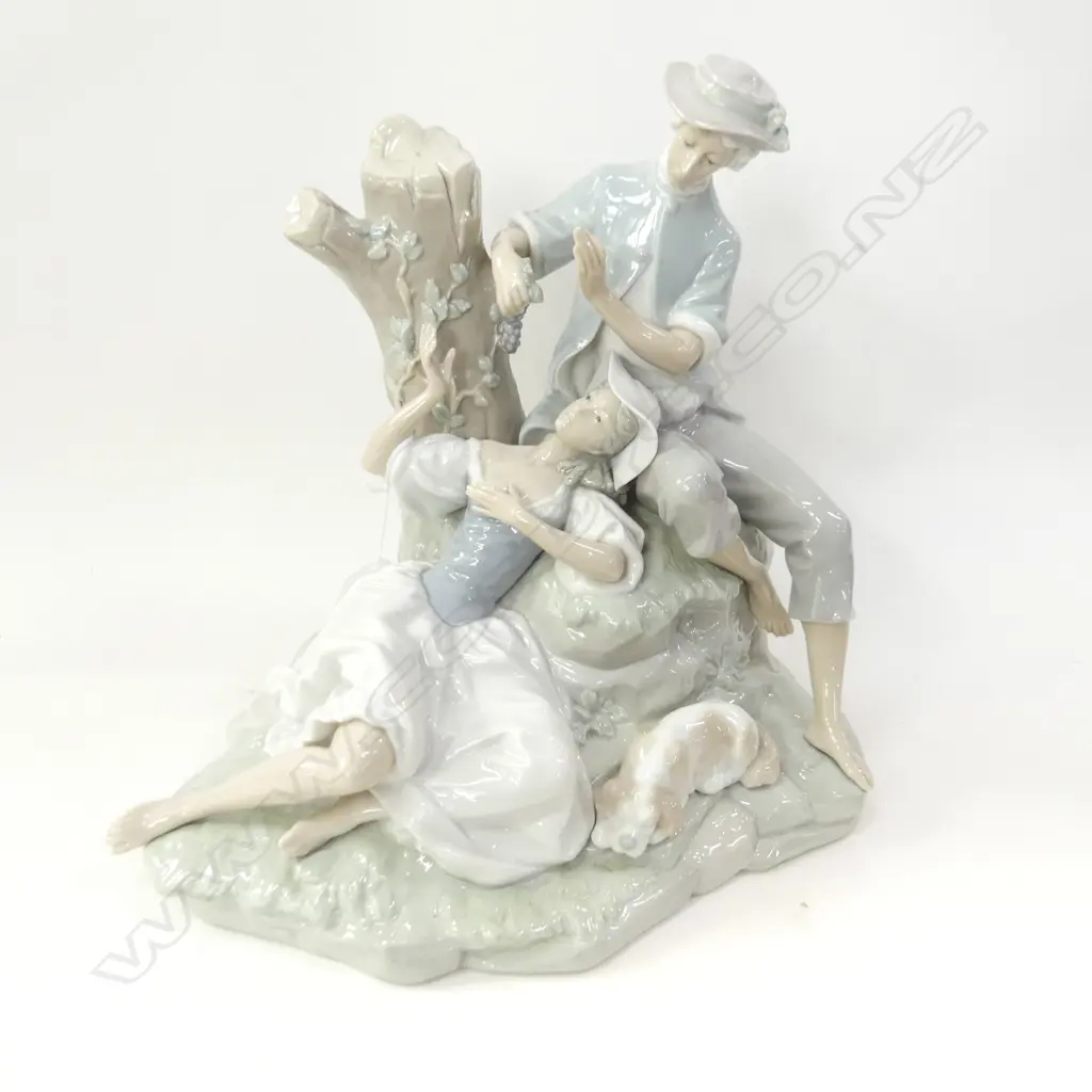 LLADRO FIGURE GROUP #4662 COUPLE EATING GRAPES H.270mm Image 1++