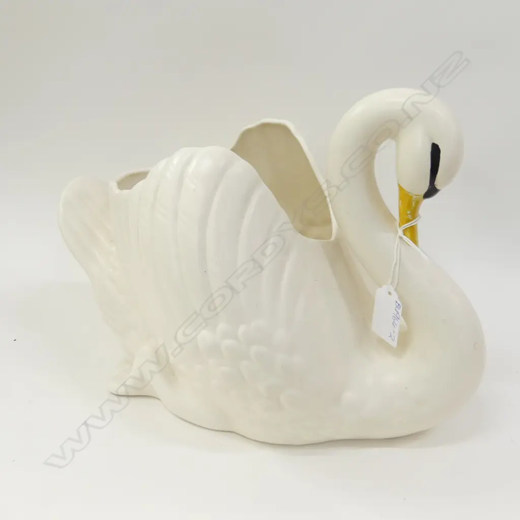 LG CROWN LYNN SWAN WITH COLOURED BEAK L 320MM SOME WEAR TO YELLOW & BLACK ON BEAK, Image 1++