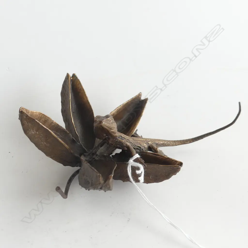 BRONZE SCULPTURE OF LIZARD ON CROWS ASH POD, ARTIST SIGNED L 140MM Image 1++