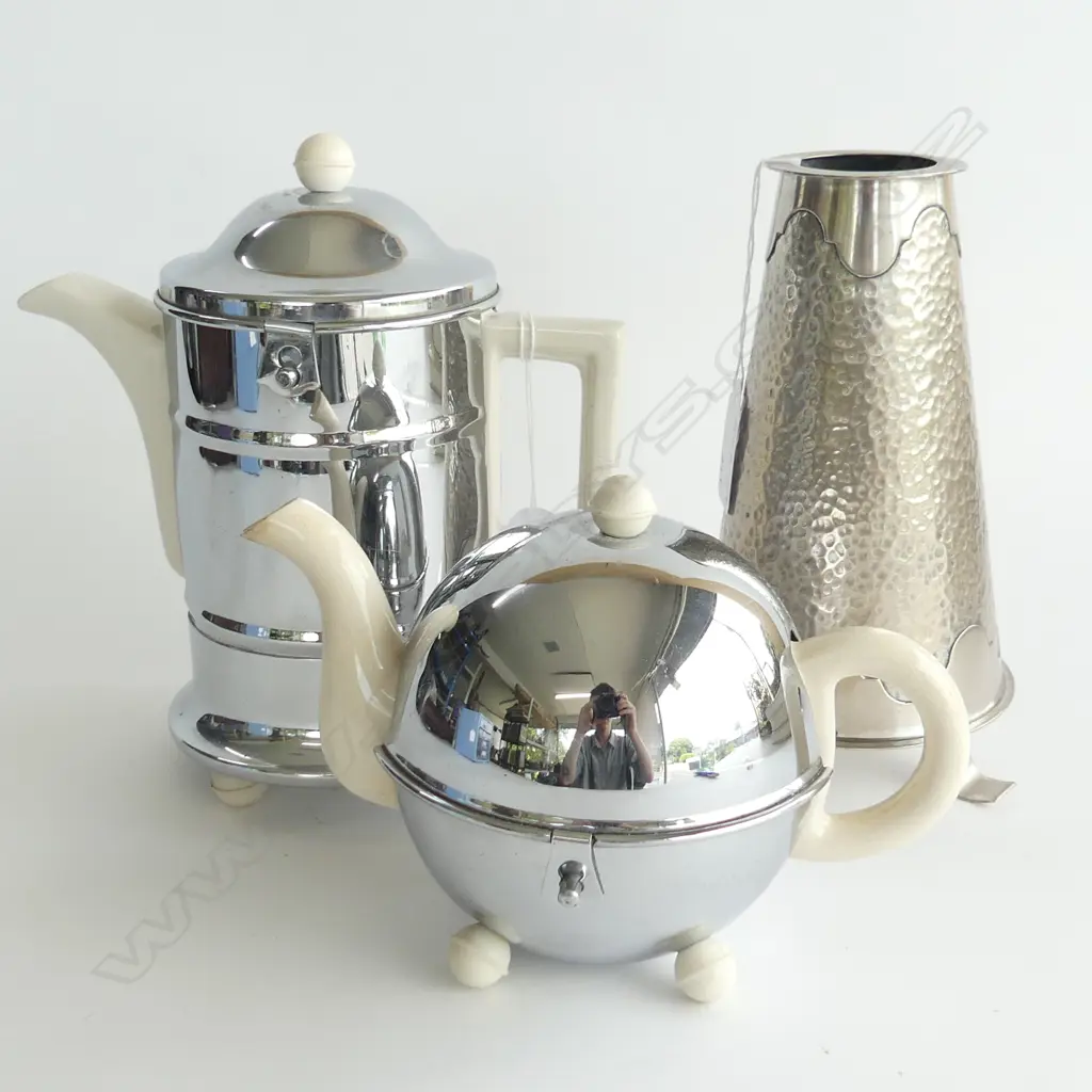 2 'HEATMASTER' DECO TEAPOTS + HAMMERED SILVER PLATE VASE H.210mm Image 1++