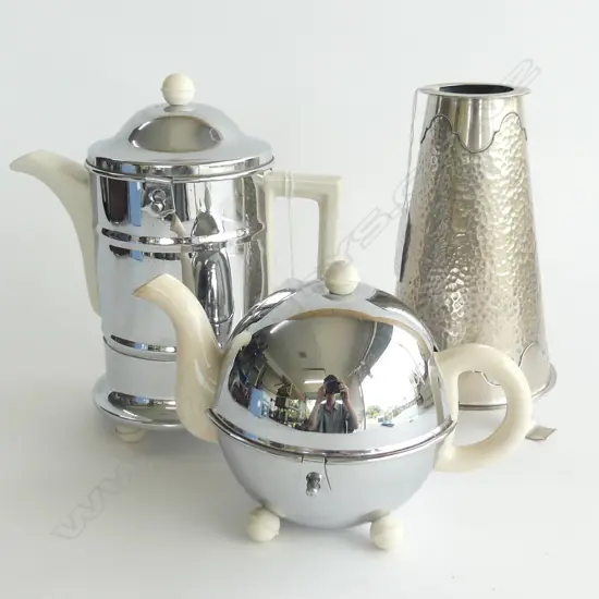 2 'HEATMASTER' DECO TEAPOTS + HAMMERED SILVER PLATE VASE H.210mm
