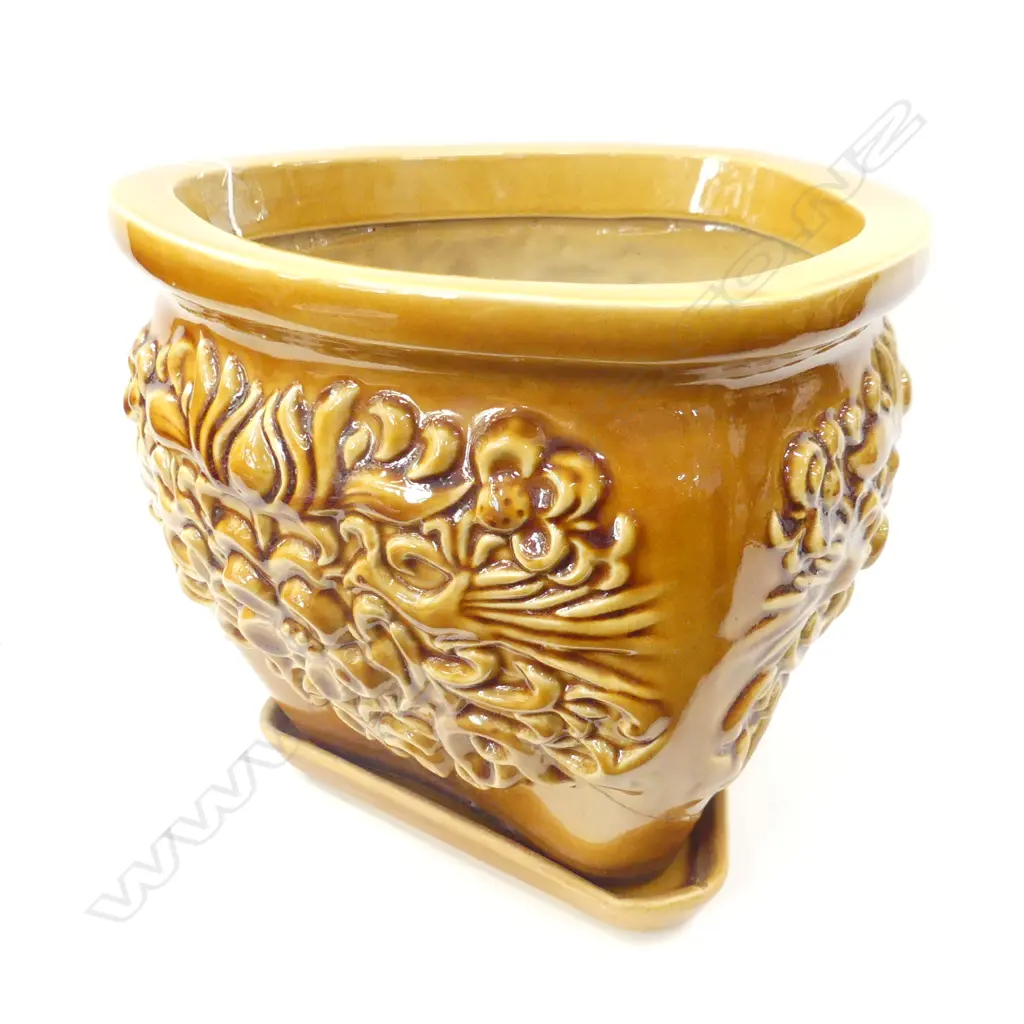 POTTERY JARDINERE AND SAUCER Image 1++