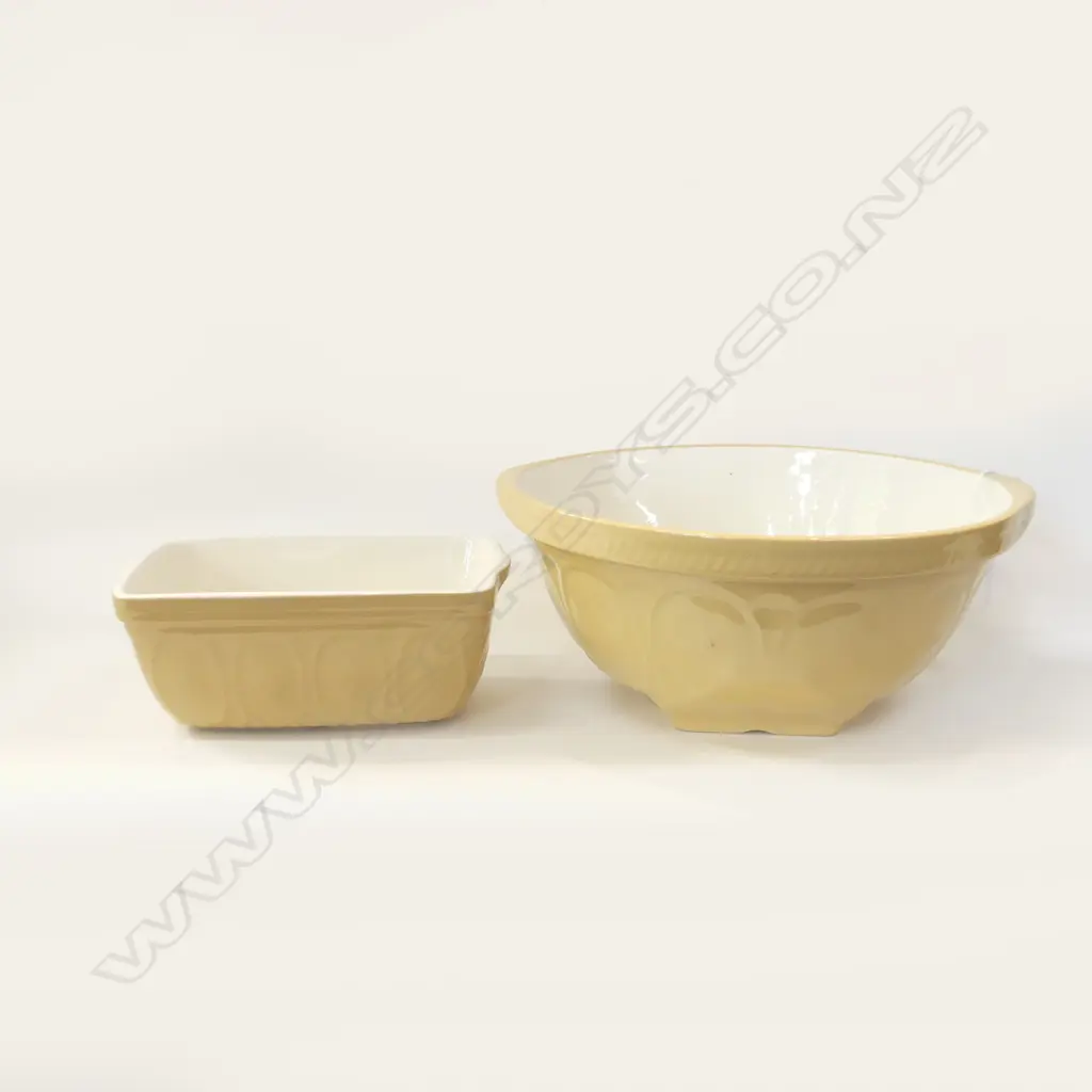 T G GREEN GRIPSTAND MIXING BOWL (DIA  325MM) & LOAF DISH (L230MM) BOTH HAS SOME CRAZING Image 1++