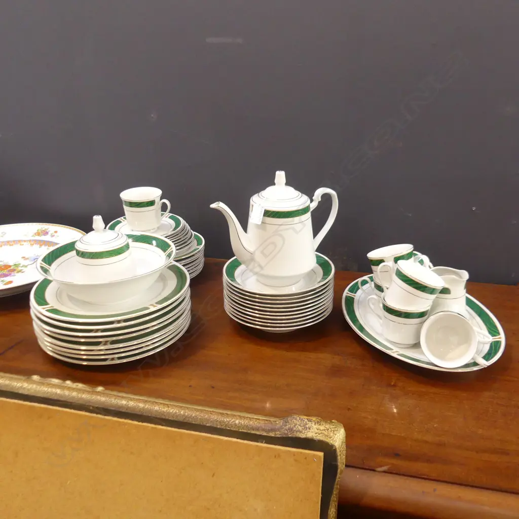LGE ROYAL CHINA 'EMERALD MARBLE' PART DINNER SERVICE... Image 1++