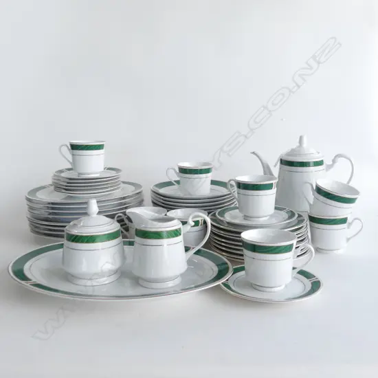 LGE ROYAL CHINA 'EMERALD MARBLE' PART DINNER SERVICE...