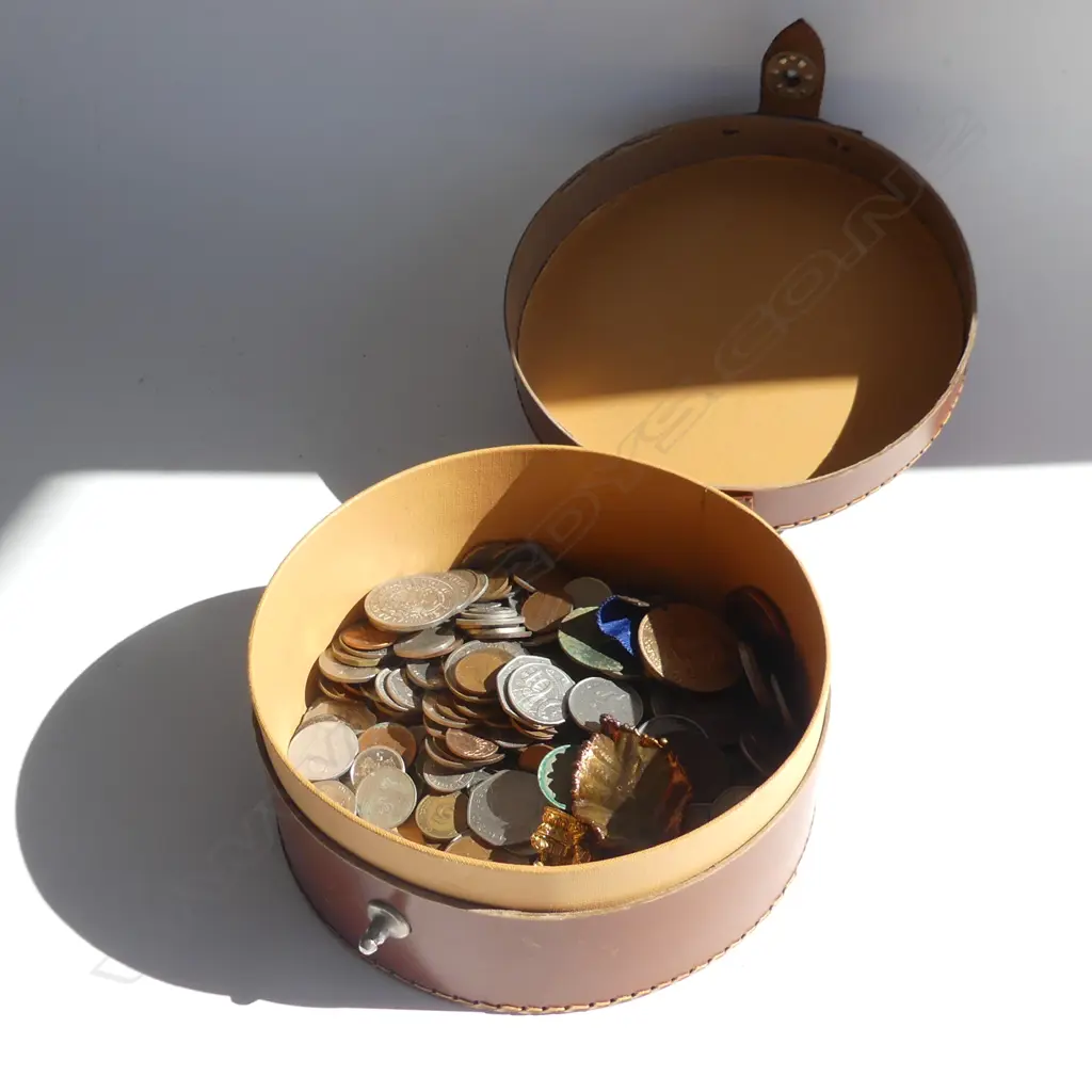 LEATHER COLLAR BOX w. ASST. WORLD COINS 180mm dia Image 1++