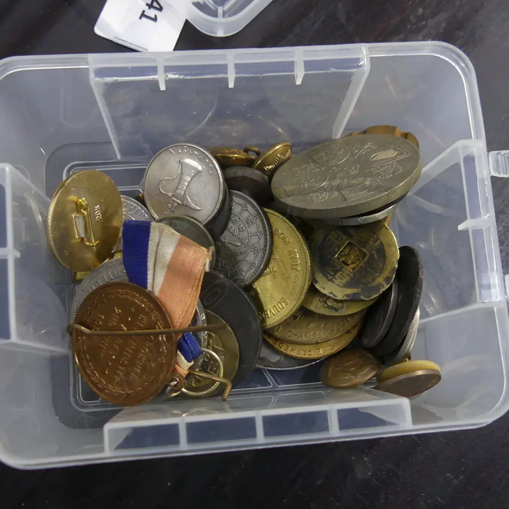 SM CONTAINER ASST OLD COINS, BUTTONS, TOKENS, MEDALS ETC.. Image 1++
