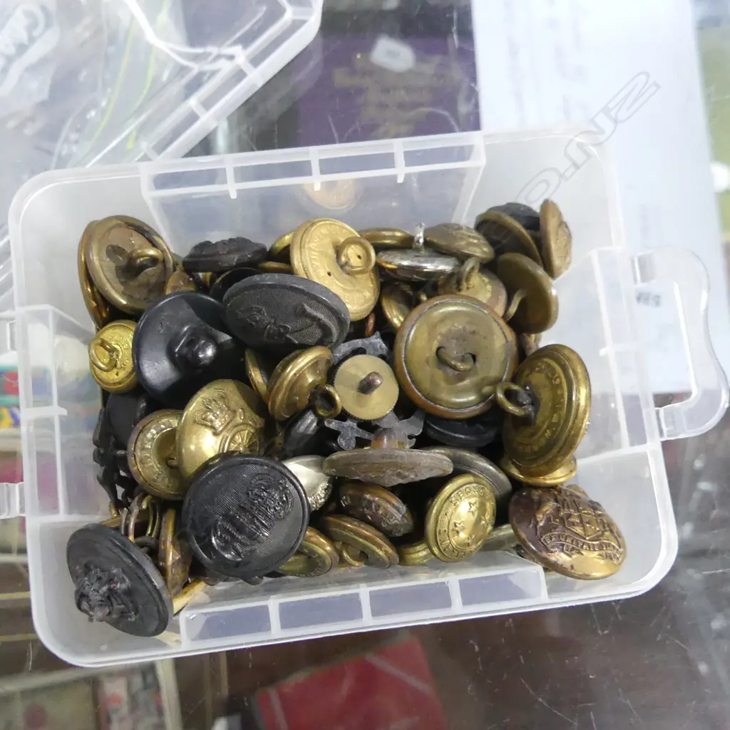 SM CONTAINER ASST OLD MILITARY BUTTONS ETC.. Image 1++