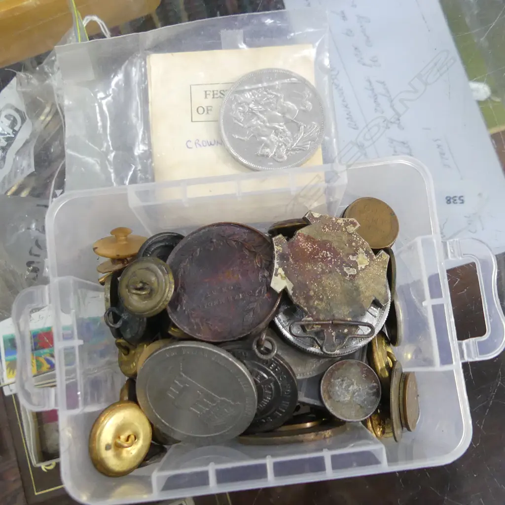 SM CONTAINER OLD COINS & BUTTONS ETC. Image 1++