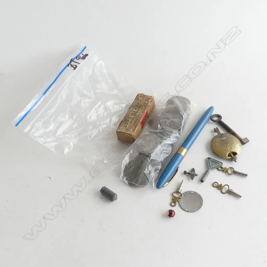 SM BOX ASST INCL COINS, OLD KEYS ETC.. Image 1++