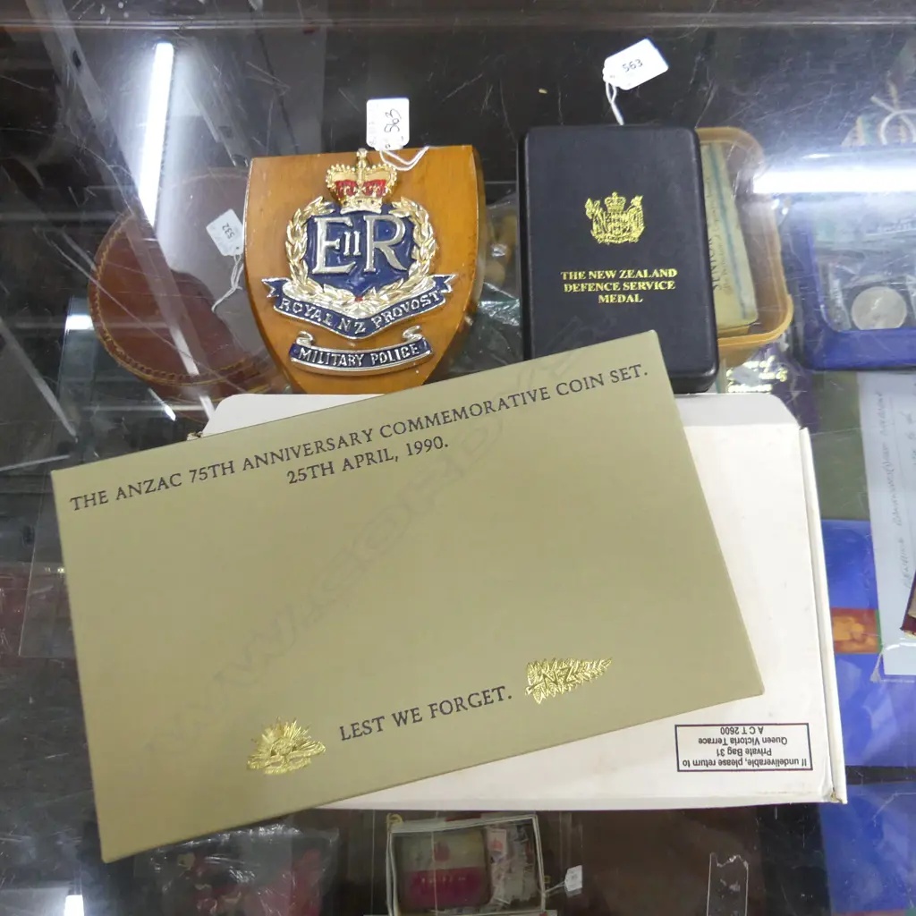 NZ DEFENCE SERVICE MEDAL IN CASE, MILITARY POLICE PLAQUE & 2 BOXES 75TH ANZAC COMMEMORATIVE COIN SETS Image 1++