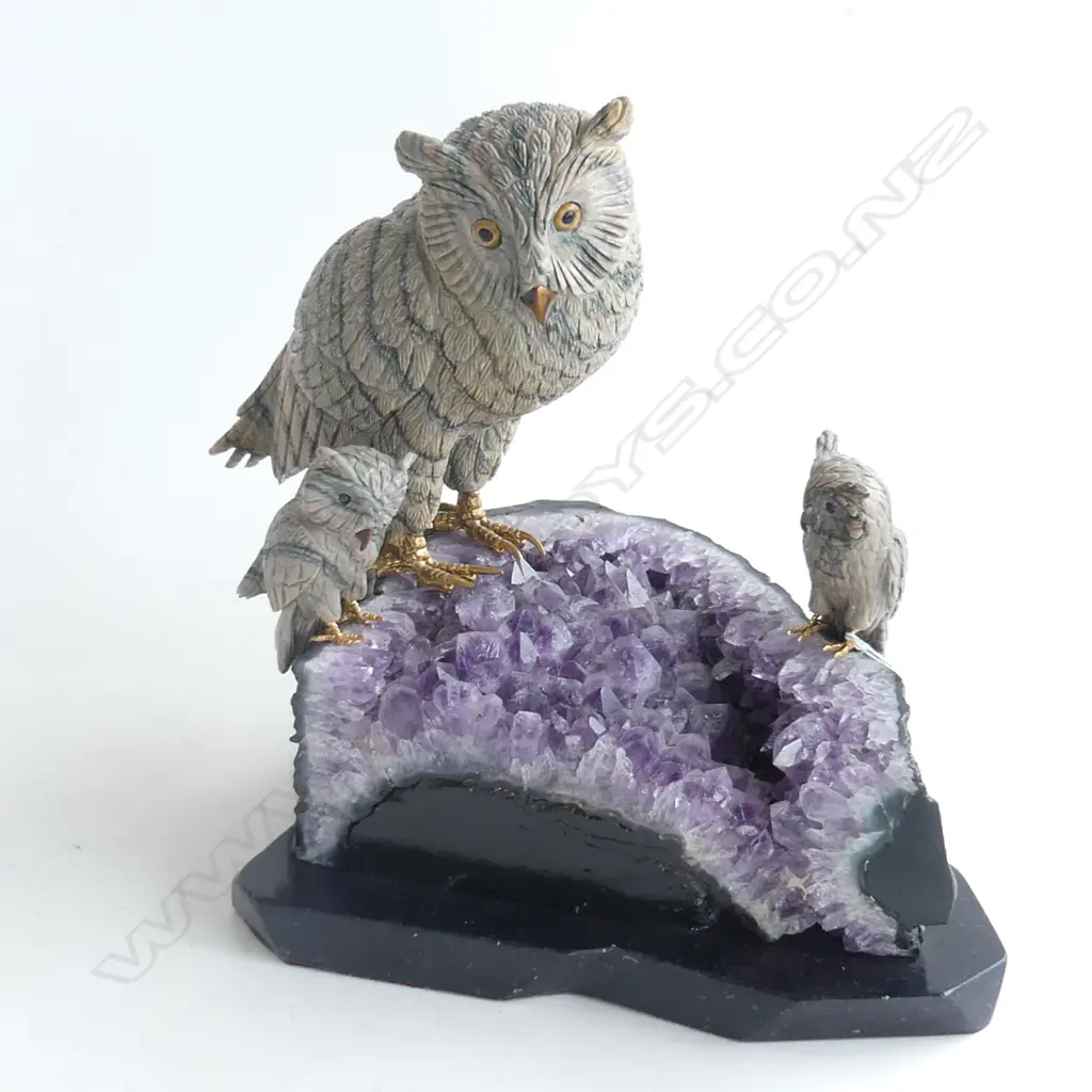 3 CARVED STONE OWLS ON PURPLE AMETHYST GEODE H.280mm Image 1++