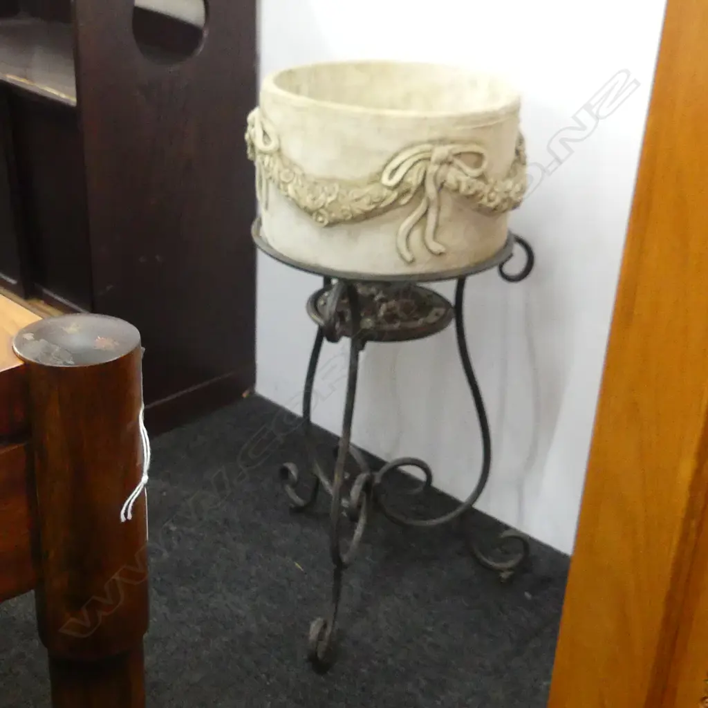 CONCRETE POT IN METAL STAND H.680mm Image 1++