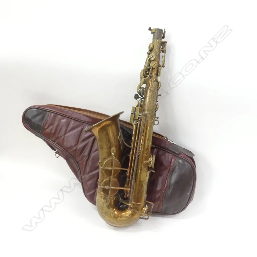 VINTAGE 'NEW YORKER' SAXOPHONE H.560mm, CASED Image 1++
