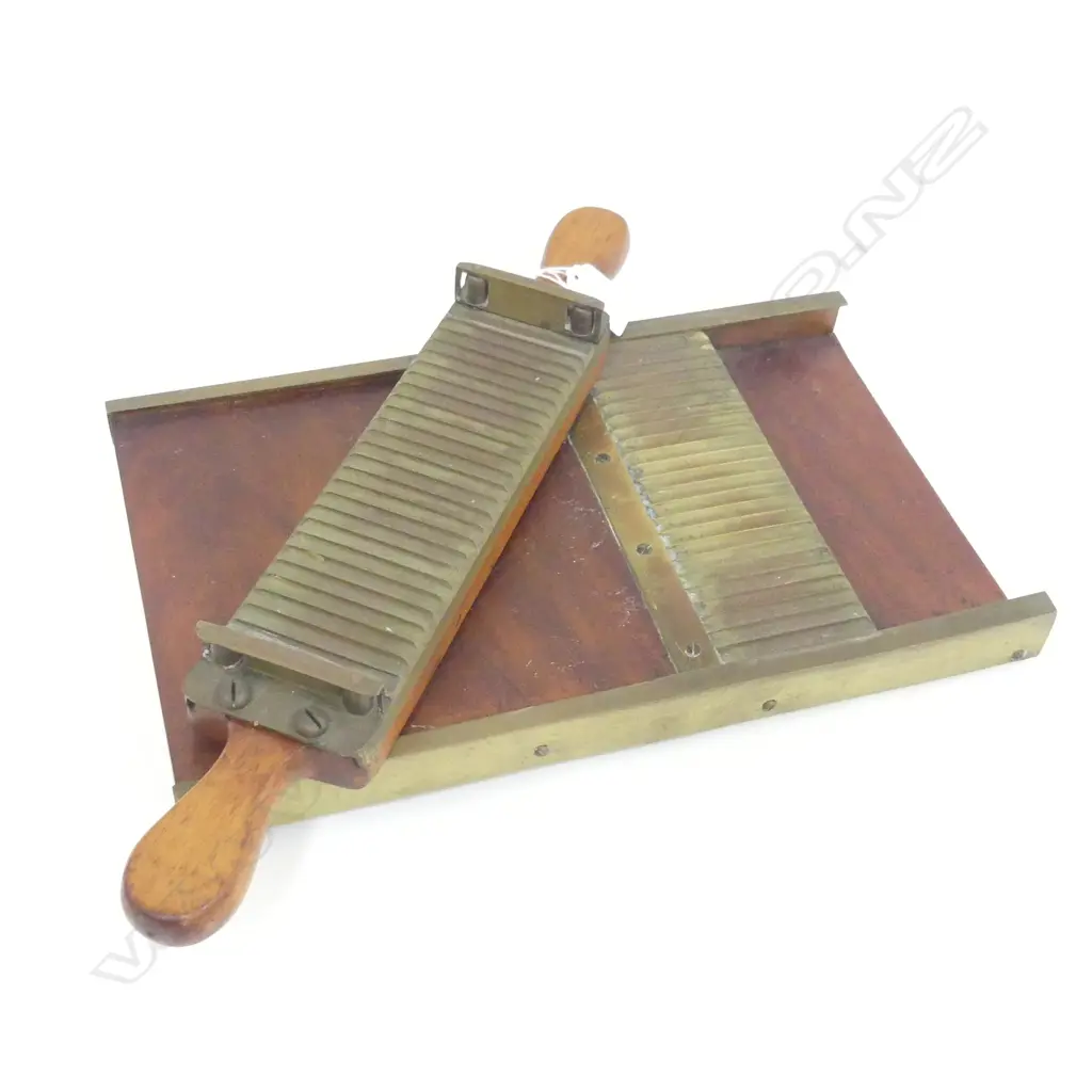 ANTIQUE PILL ROLLER 210x340mm Image 1++