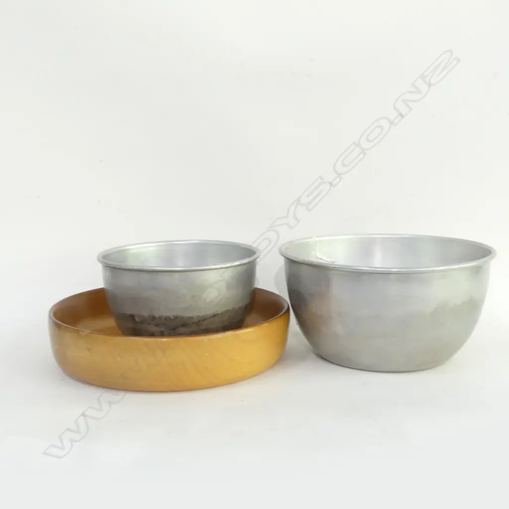 2 VINTAGE ALUMINIUM BOWLS - LARGEST 210MM + NZ RIMU BOWL (DIA 235MM) Image 1++