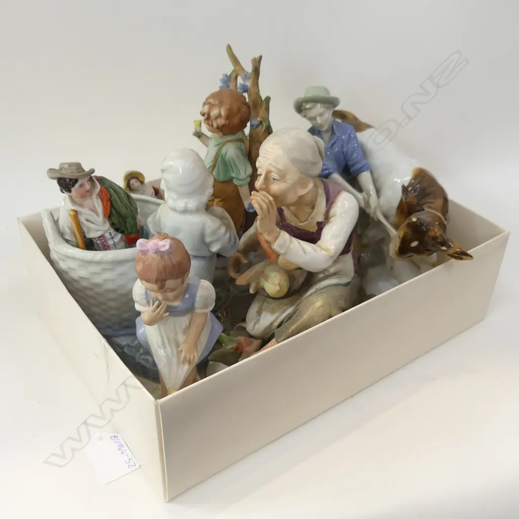 SM BOX OLD FIGURINES  Image 1++
