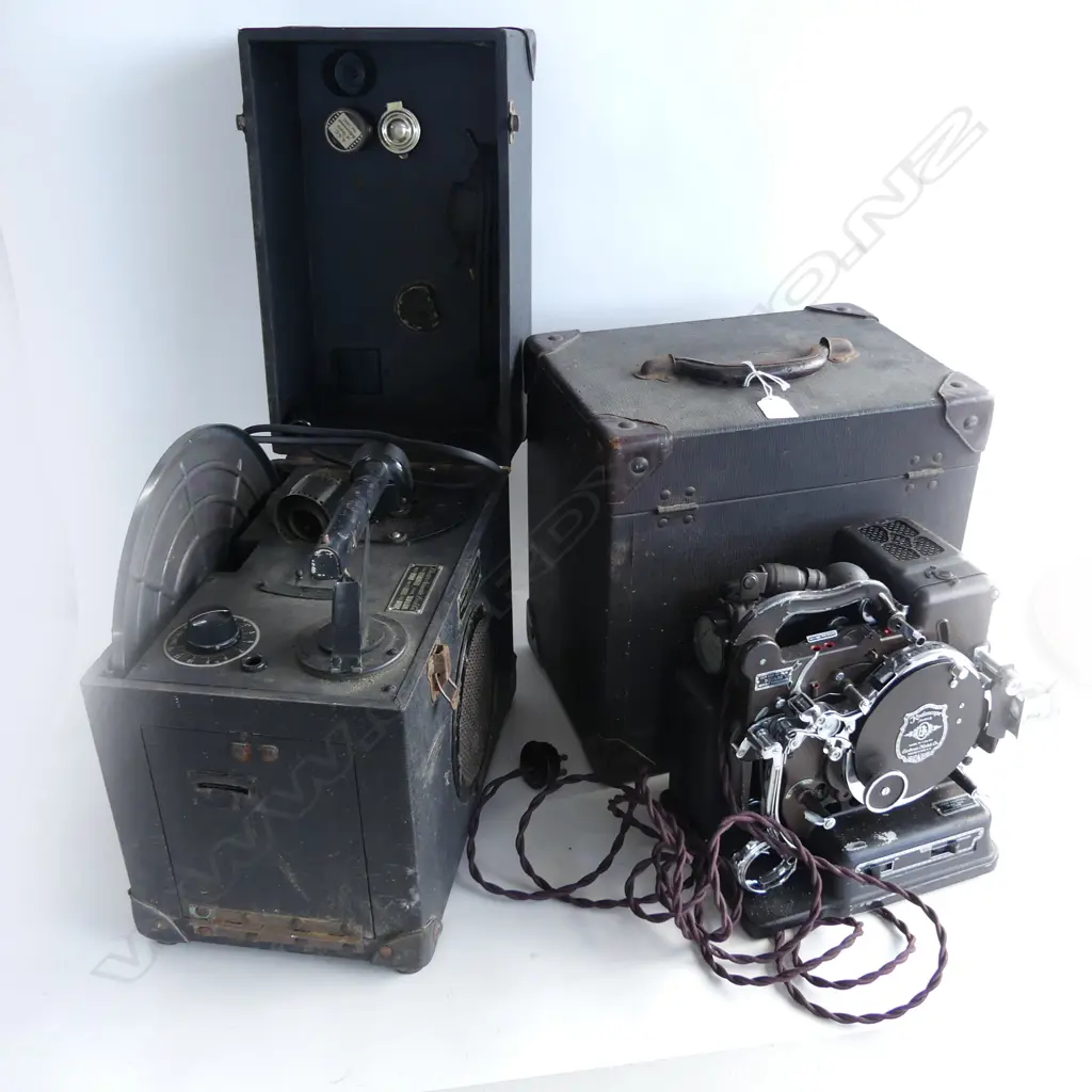 KODASCOPE MODEL B 16mm MOVIE PROJECTOR AND ACCOMPANYING ILLUSTRAVOX SOUND SYSTEM FIRST SELF THREADING MODEL 1928 Image 1++
