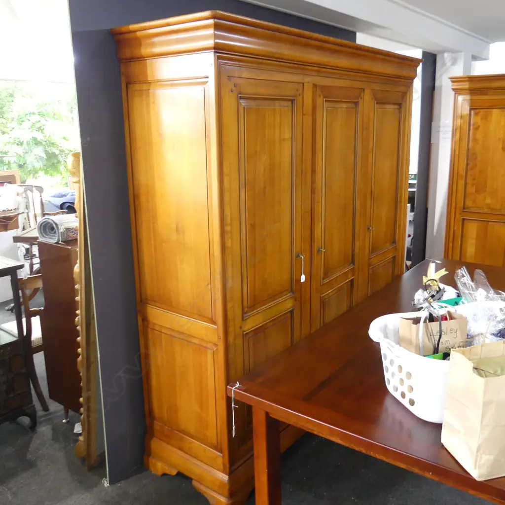 VERY LGE 3 DOOR WARDROBE.. 2040x600x2010mm Image 1++