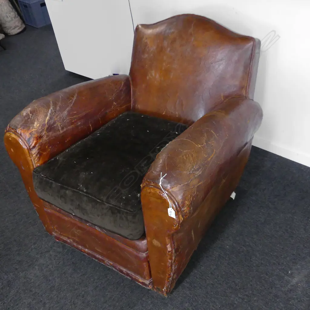 LEATHER CLUB CHAIR - DISTRESSED Image 1++