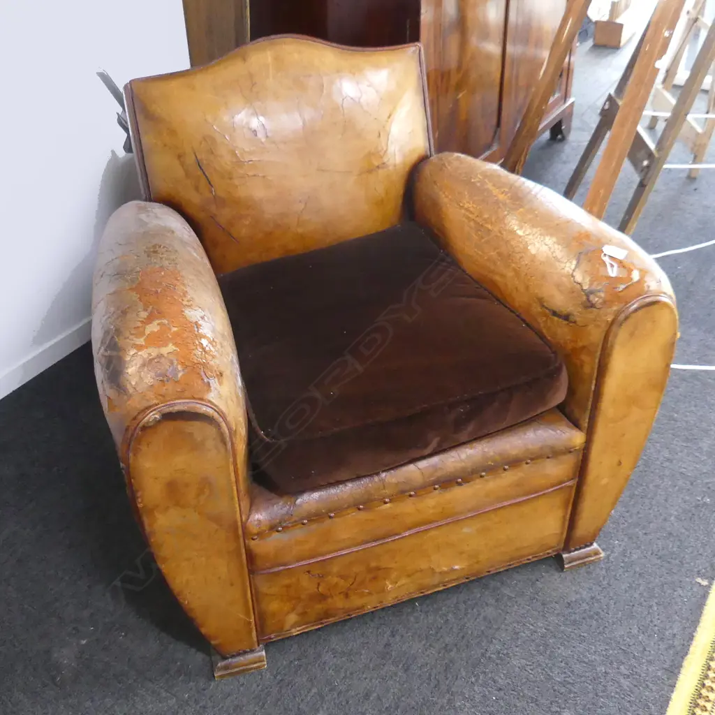 LEATHER CLUB CHAIR - DISTRESSED Image 1++