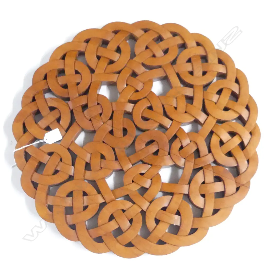 CARVED WOODEN CELTIC KNOT 520mm dia Image 1++