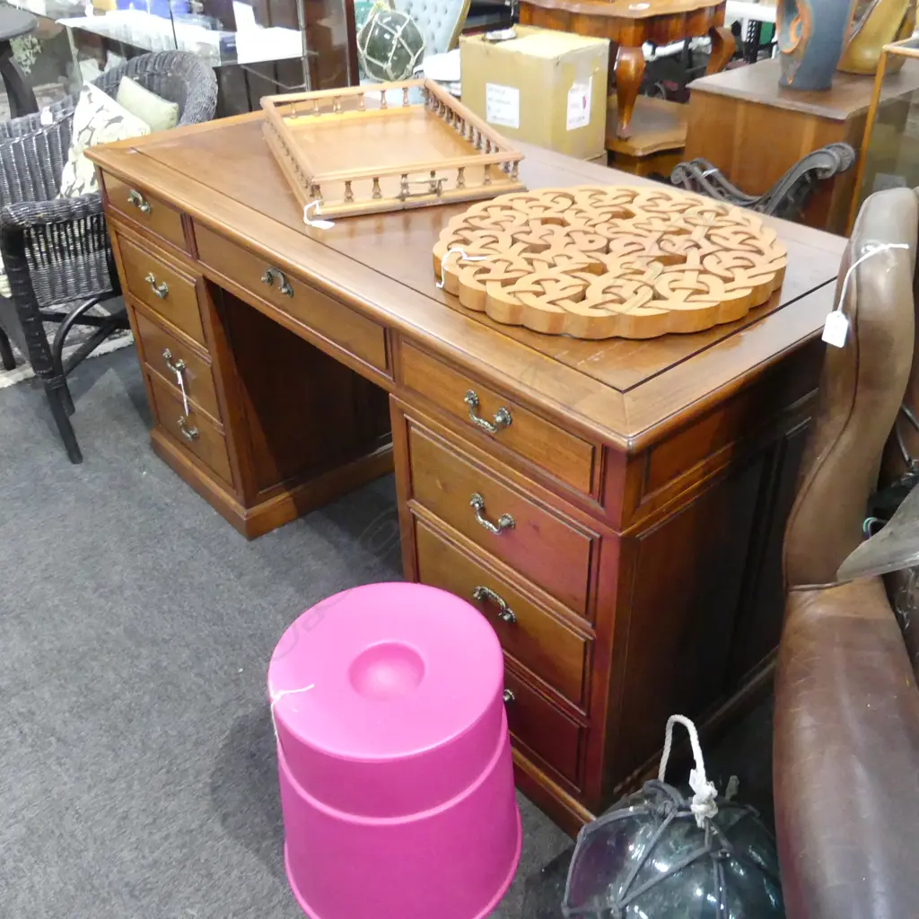 VICTORIAN STYLE TWIN PEDESTAL DESK Image 1++