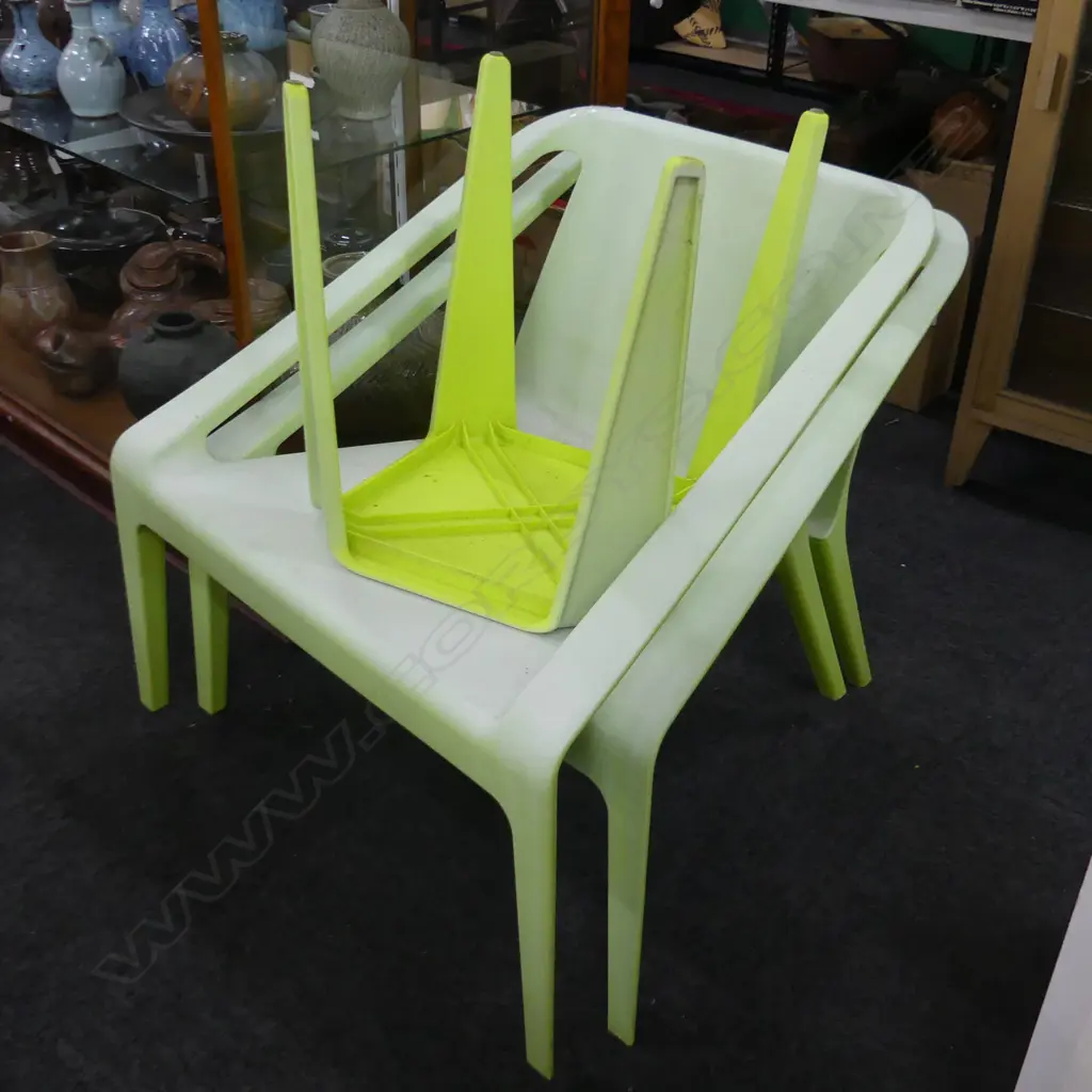 PR LIME GREEN PLASTIC OUTDOOR CHAIRS + SIDE TABLE Image 1++