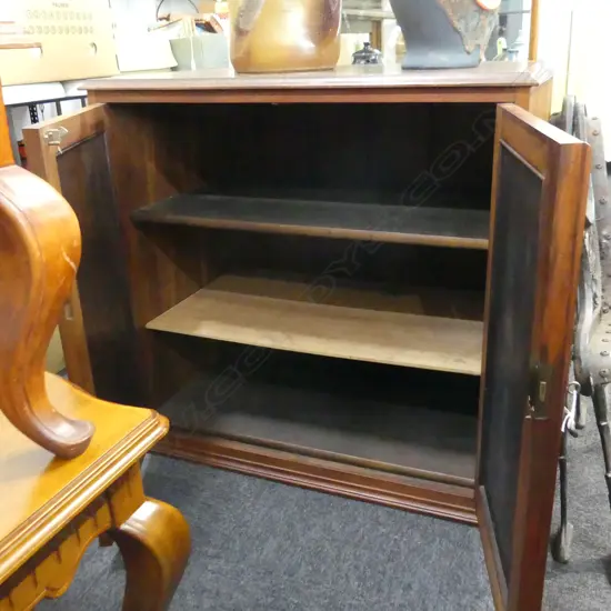 VINTAGE WOODEN 2 DOOR LOCKABLE CABINET w. 3 INTERNAL SHELVES 790x470x765mm + KEY