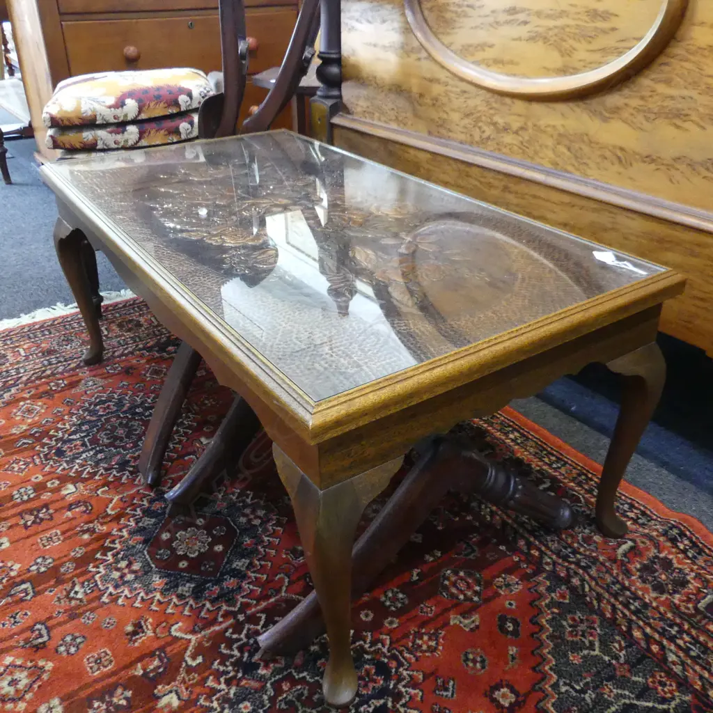 QUEEN ANNE STYLE COFFEE TABLE w. TOOLED METAL FLOWER DESIGN UNDER GLASS 1090x570x460mm Image 1++