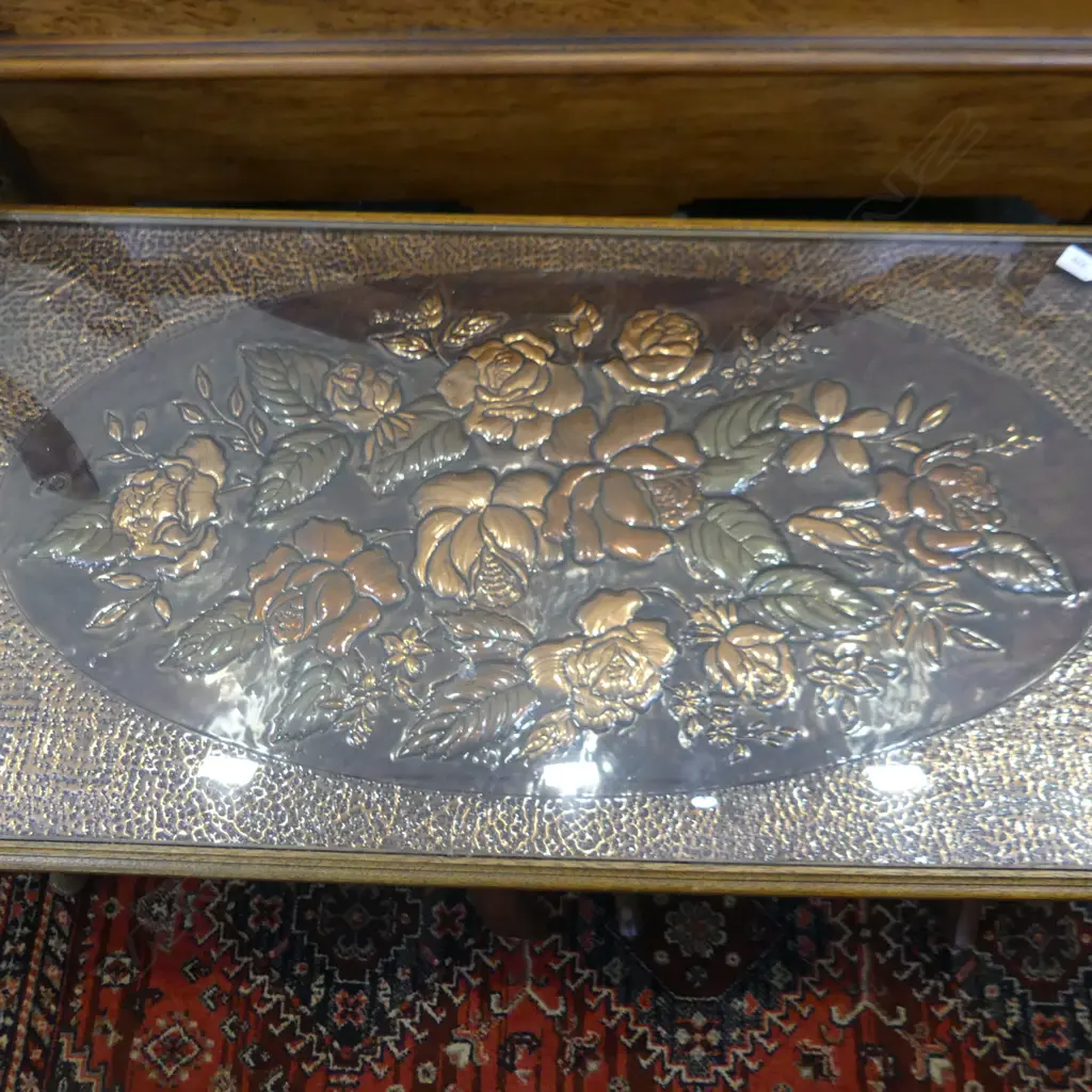 QUEEN ANNE STYLE COFFEE TABLE w. TOOLED METAL FLOWER DESIGN UNDER GLASS 1090x570x460mm Image 1++