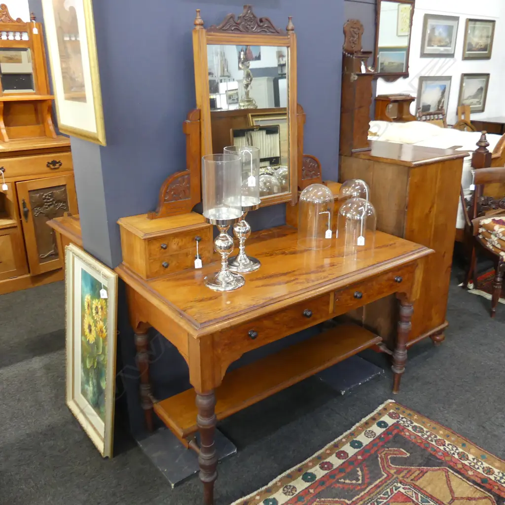 COLONIAL FIGURED KAURI DRESSING TABLE Image 1++