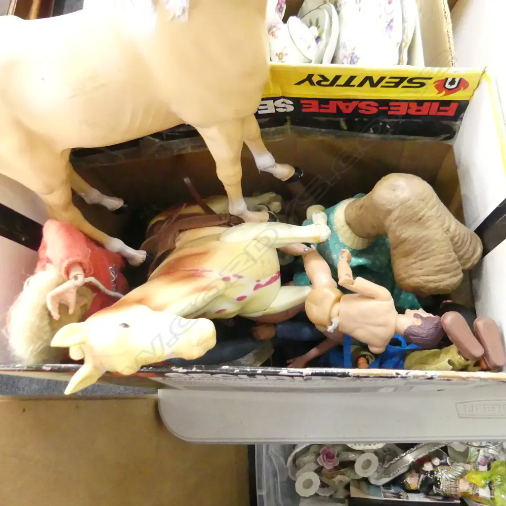 BOX OLD TOYS INCL ET PUPPET, HORSES, ACTION HERO TOYS ETC.. Image 1++