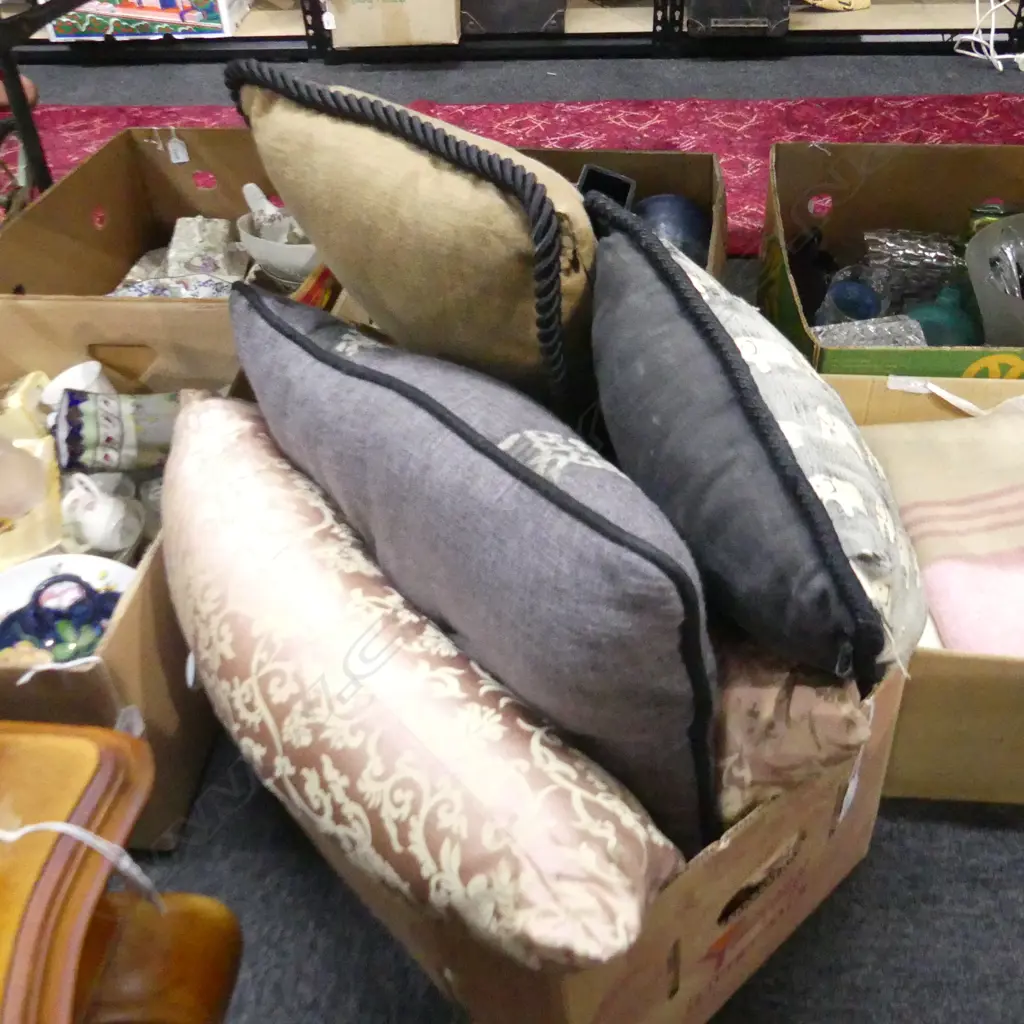 5 ASST OBLONG CUSHIONS INCL ONE PAIR  Image 1++