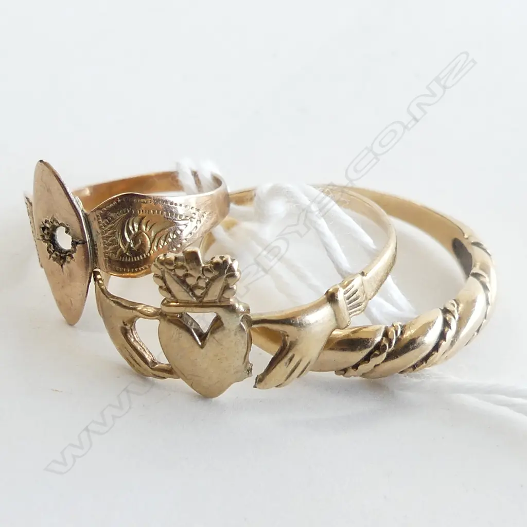 THREE 9CT GOLD RINGS - REQUIRE REPAIR 4gm Image 1++