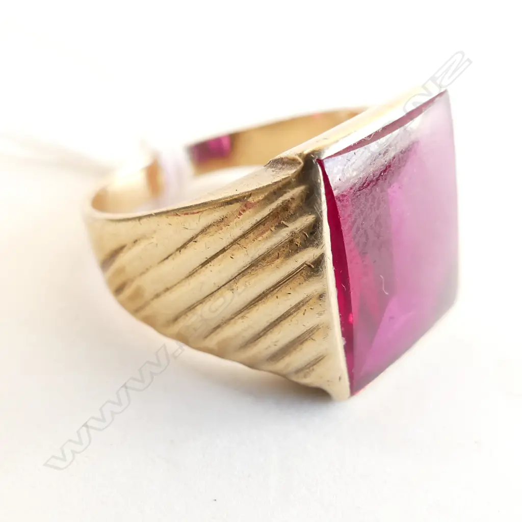 vintage 9ct & RED STONE SIGNET RING 7.55gms Image 1++