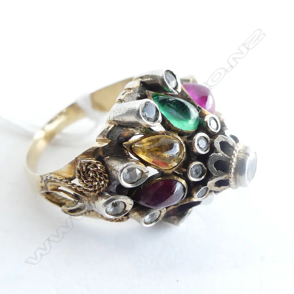 14CT STAMPED PRINCESS RING w. 1 STONE MISSING Image 1++