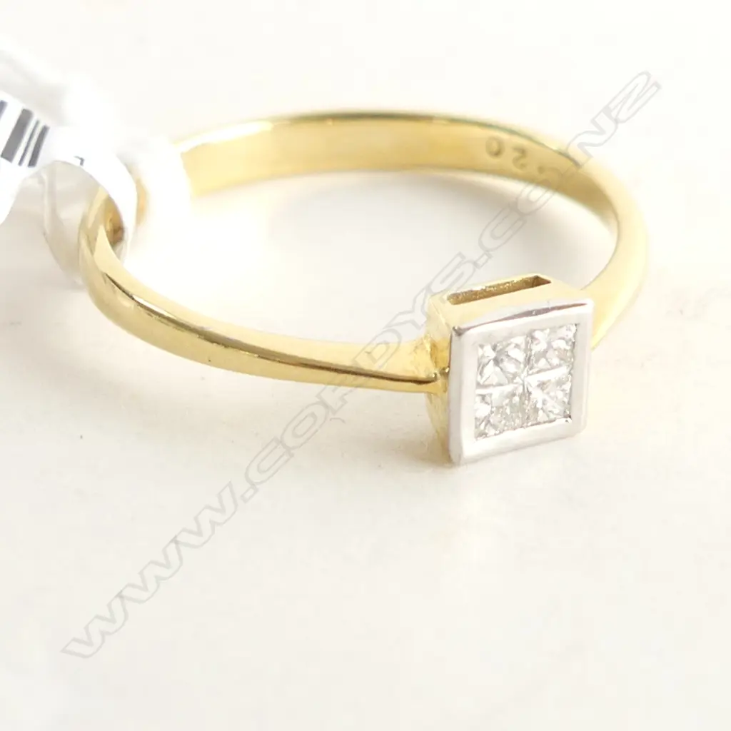 18CT GOLD RING WITH 4 SMALL PRINCESS CUT DIAMONDS TDW 0.20CT Image 1++