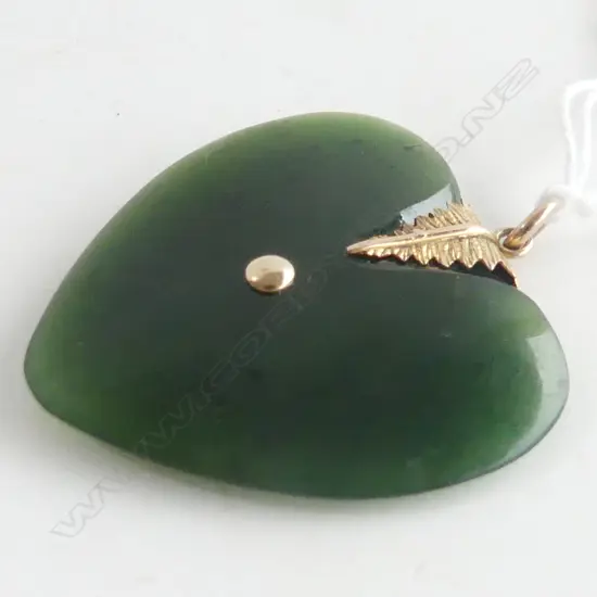 9CT EARLY 20thC GREENSTONE HEART PENDANT 40x40mm
