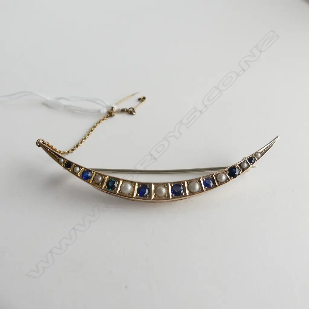 EDW 9CT SAPPHIRE/DOUBLET &  SYN PEARL CRESENT BROOCH L.70MM. 5.25gm Image 1++