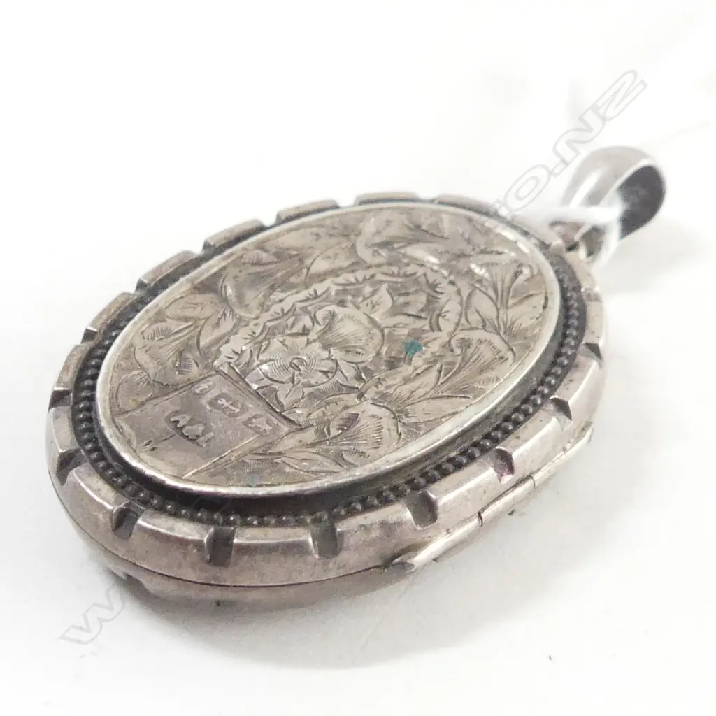 VICTORIAN SILVER ENGRAVED LOCKET Birmingham 1883 Image 1++
