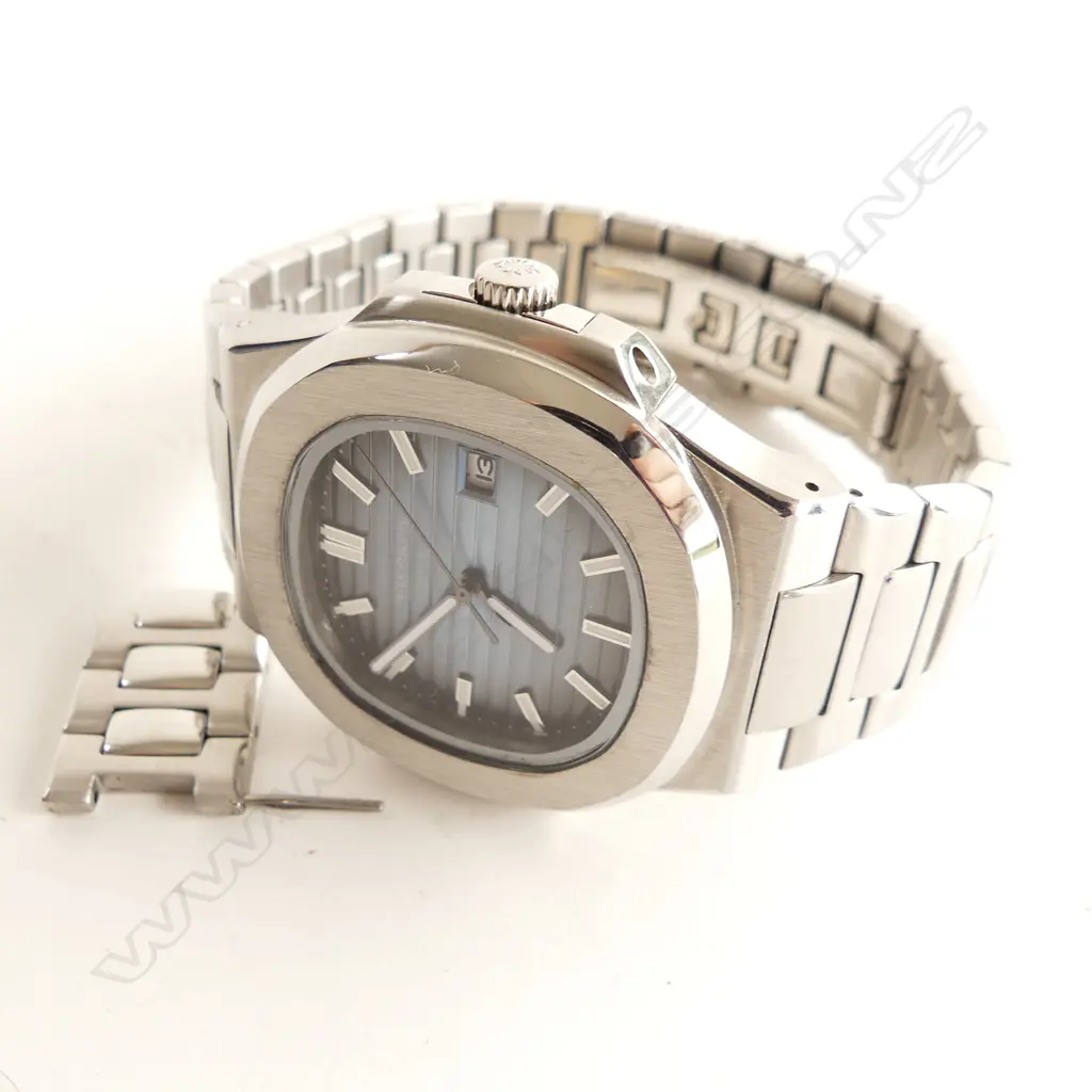 MENS REPLICA PATEK PHILIPPE NAUTILUS (REF5711) AUTOMATIC STAINLESS STEEL WRIST WATCH, EXTRA LINKS - IN WORKING ORDER Image 1++