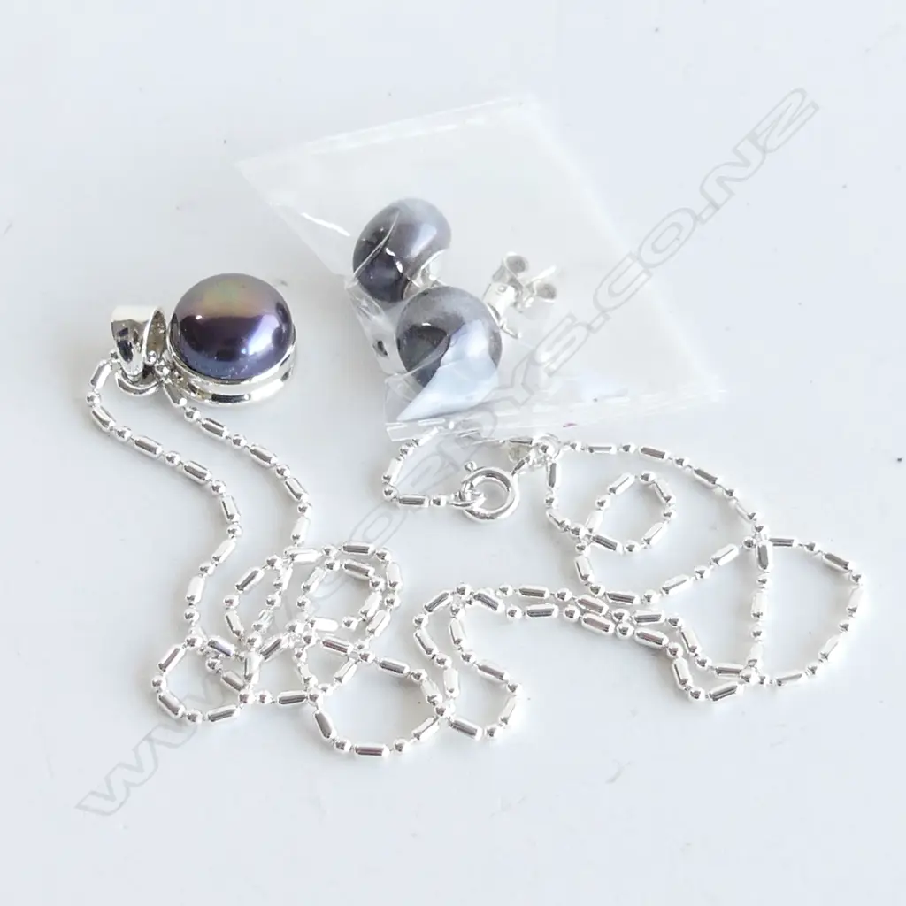 BLACK PEARL PENDANT & 925 SILVER CHAIN WITH MATCHING STUD EARRINGS Image 1++
