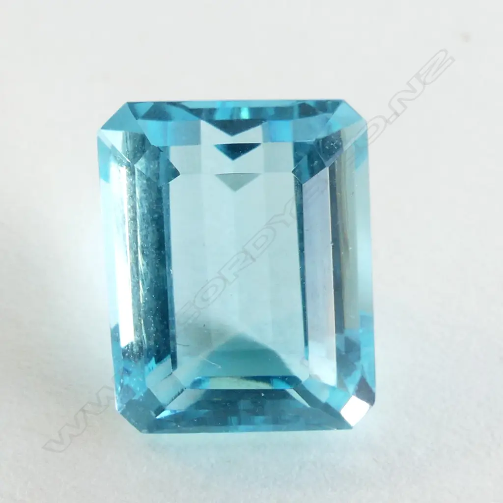 LG BLUE SQUARE CUT GEMSTONE, POSSIBLY GLASS/TOPAZ, APPROX 30CT Image 1++