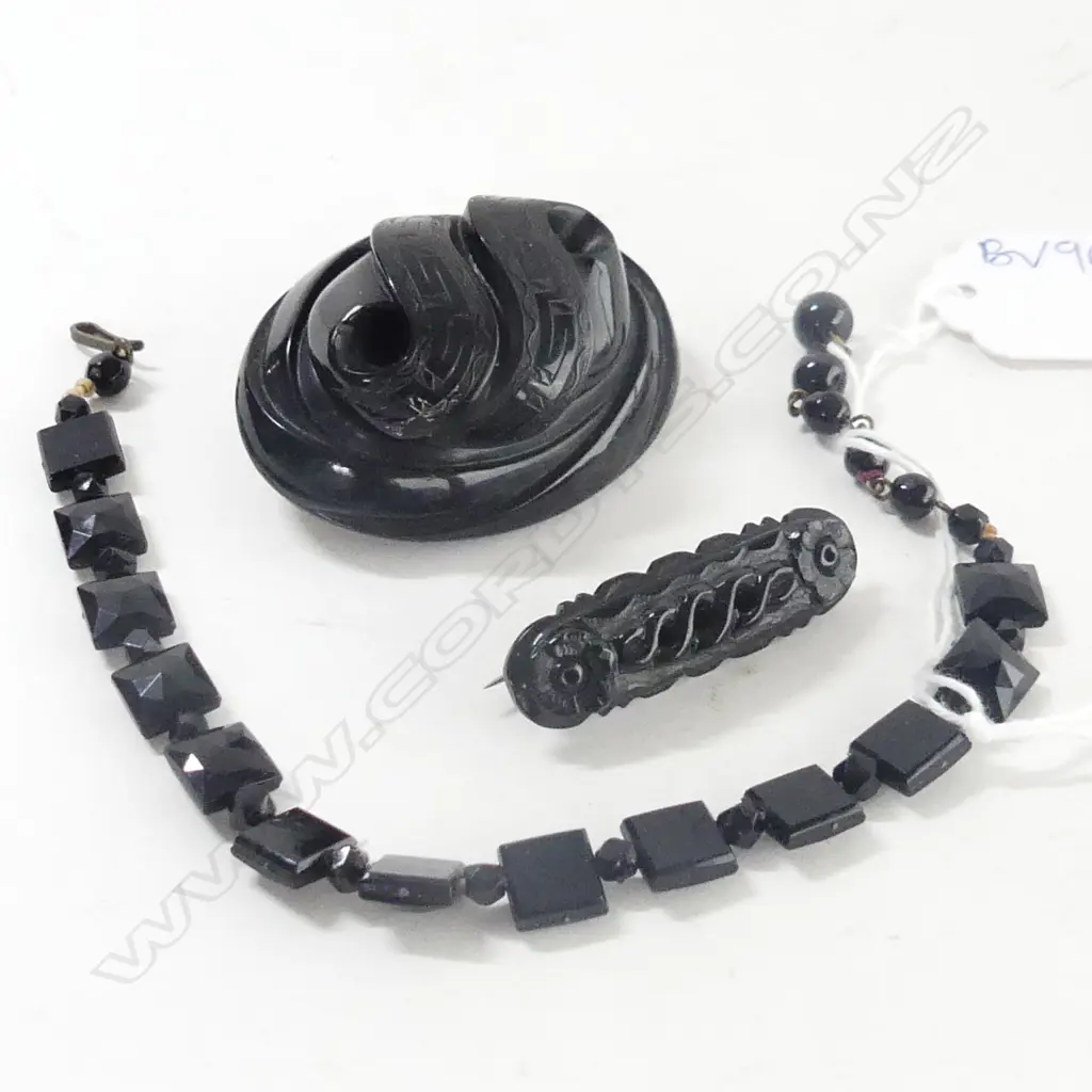3 PCES VICTORIAN WHITBY BLACK JET MOURNING JEWELLERY; 2 BROOCHES & BRACELET Image 1++